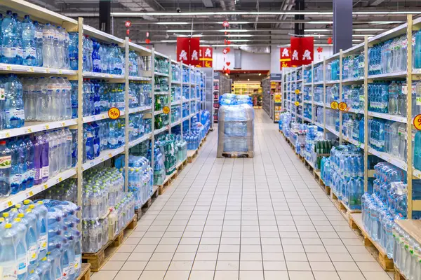Kyiv Ukrayna 2024 Bir Auchan Süpermarketinde Tüketici Seçimi Plastik Kullanımını Stok Fotoğraf