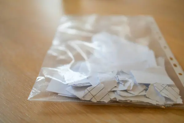 Plastik Yumruklanmış Bir Cebe Atılmış Kağıt Belgeler Çiğnenmiş Anlaşmalar Kavramı - Stok İmaj