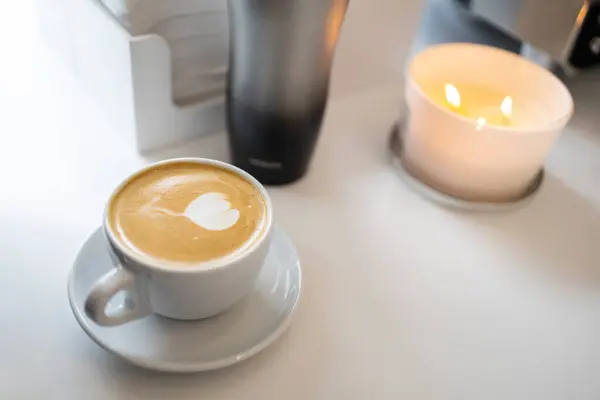 Cappuccino Recién Hecho Una Taza Blanca Vela Ardiendo Suavemente Fondo Fotos De Stock Sin Royalties Gratis