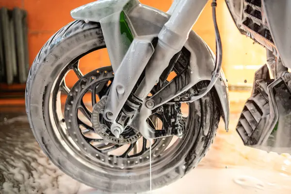Närbild Motorcykel Framhjul Tvättas Med Tvålskum Visa Upp Rengöringsprocessen Detalj Stockbild
