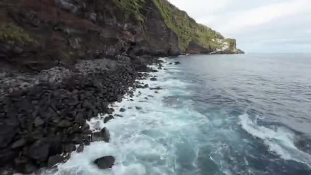 Widok Powietrza Lecący Blisko Skalistego Wybrzeża Piankowe Wody Oceanu — Wideo stockowe