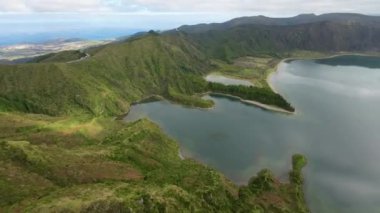 15 Ekim 2022 'de bir volkan adası Azores' in kraterinde havadan görüş gölü.