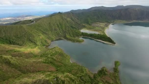 火山島の火口内の空中ビュー湖 Azores 2022年10月15日 — ストック動画