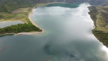 15 Ekim 2022 'de bir volkan adası Azores' in kraterinde havadan görüş gölü.