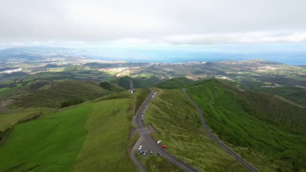 Vliegen Bergkam Berg Laag Vliegen Uitzicht Stad Oceaan Eilanden Azoren — Stockvideo