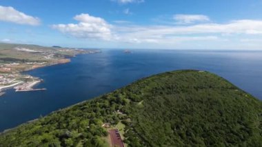 Okyanus, dağlar ve şehir manzarası Azores Adası