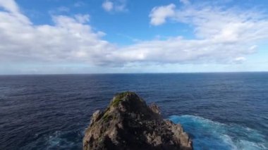 Rocky Coastline üzerinden uçuş. Okyanus Kıyısı, Dalgalar Uçuruma Çarpıyor Azores