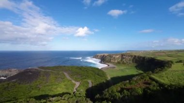 Rocky Coastline üzerinden uçuş. Okyanus Kıyısı, Dalgalar Uçuruma Çarpıyor Azores