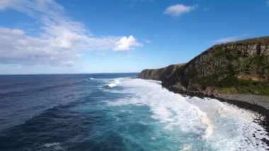 Rocky Coastline üzerinde hava manzaralı uçuş. Okyanus Kıyısı, Dalgalar Uçurumları Kırıyor, Azores