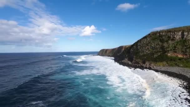 Widok Powietrza Lot Nad Rocky Coastline Wybrzeże Oceanu Wypadające Fale — Wideo stockowe