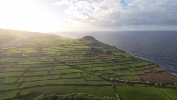 Flug Aus Der Luft Über Felder Land Und Atlantik Insel — Stockvideo
