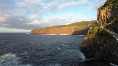 Rocky Coastline deniz feneri üzerinde hava manzaralı uçuş. Okyanus Kıyısı, Dalgalar Uçurumları Kırıyor, Azores