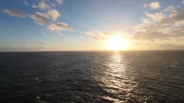 Letecký Pohled Let Nad Oceánem Západ Slunce Rocky Coastline Waves — Stock video