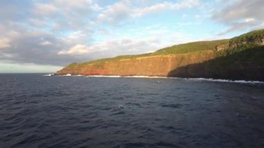 Rocky Coastline deniz feneri üzerinde hava manzaralı uçuş. Okyanus Kıyısı, Dalgalar Uçurumları Kırıyor, Azores