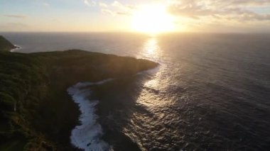 Güneş batarken okyanus üzerinde uçan hava manzaralı. Rocky Sahil Hattı Dalgaları Uçurumları ve Azores Panoramasını Çökertiyor.