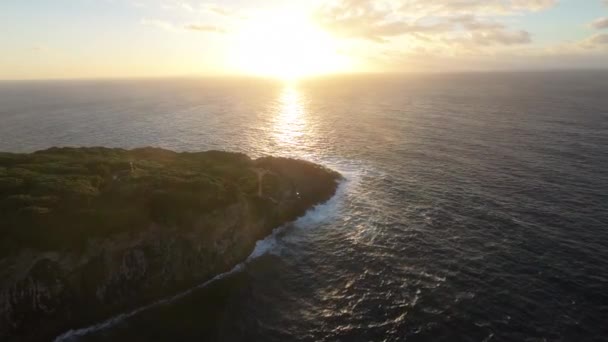 Flug Über Ozean Sonnenuntergang Sonne Felsküste Wellen Crashing Cliffs Azoren — Stockvideo