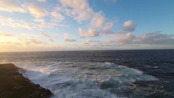 Vuelo Aéreo Muy Cerca Espuma Spray Olas Okean Accidente Rocoso — Vídeos de Stock