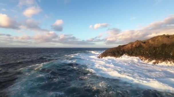 Воздушный Полет Близко Пены Спрей Волны Okean Аварии Скалистый Берег — стоковое видео