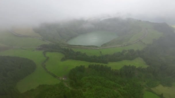 空中ビューフライト濃霧火山島の火口内の湖を見る Azores — ストック動画