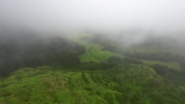 Vista Aérea Vuelo Sobre Cima Montaña Bosque Niebla Pesada Azores — Vídeos de Stock