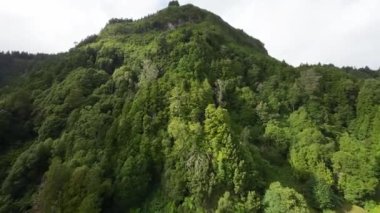 Yeşil Dağ Tepesi 'ne doğru yavaş uçuş. Azores