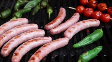 Sulu sosisler ızgara, sebzeler yakın plan, el yapımı.