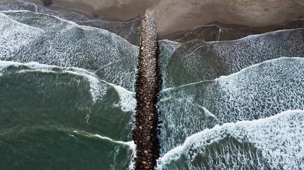Aerial Top View Drone Footage Ocean Waves Reaching Shore Stone Стоковое Изображение