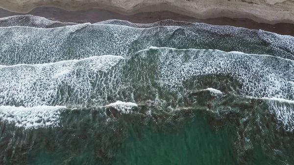 Aerial Top View Drone Footage Ocean Waves Reaching Shore 로열티 프리 스톡 이미지