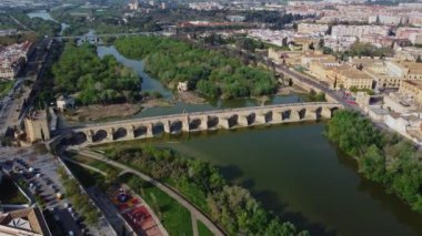 İspanya 'nın tarihi Cordoba kasabası. Cami Katedrali 'nin etrafında İHA uçuşu 2 Nisan 2023