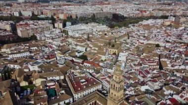 İspanya 'nın tarihi Cordoba kasabası. Cami Katedrali 'nin etrafında İHA uçuşu 2 Nisan 2023
