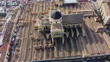 İspanya 'nın tarihi Cordoba kasabası. Cami Katedrali 'nin etrafında İHA uçuşu 2 Nisan 2023