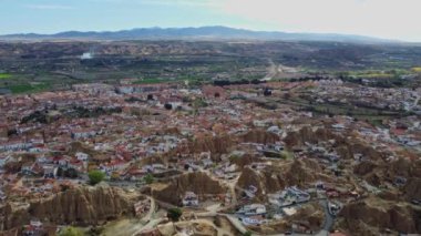 Guadix, Mağara Evleri ile Tarihi Şehir. Granada. Endülüs, İspanya. Hava aracı videosu. 20 Nisan 2023