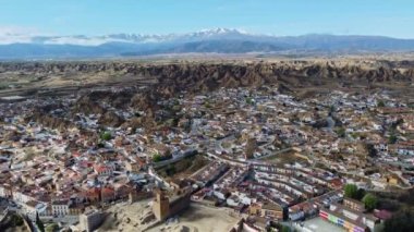 Guadix, Mağara Evleri ile Tarihi Şehir. Granada. Endülüs, İspanya. Hava aracı videosu. 20 Nisan 2023 