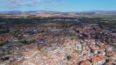 Guadix, Mağara Evleri ile Tarihi Şehir. Granada. Endülüs, İspanya. Hava aracı videosu. 20 Nisan 2023 
