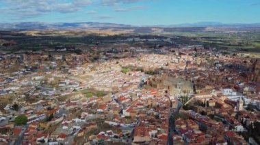 Guadix, Mağara Evleri ile Tarihi Şehir. Granada. Endülüs, İspanya. Hava aracı videosu. 20 Nisan 2023 