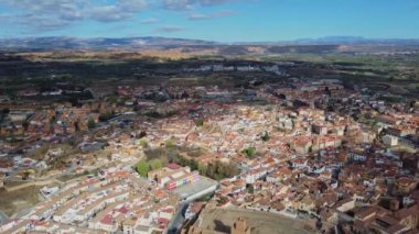 Guadix, Mağara Evleri ile Tarihi Şehir. Granada. Endülüs, İspanya. Hava aracı videosu. 20 Nisan 2023 