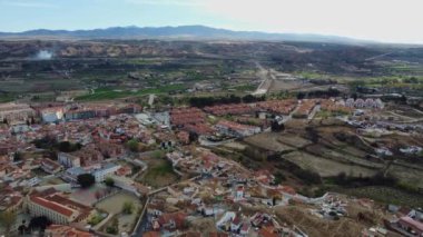 Guadix, Mağara Evleri ile Tarihi Şehir. Granada. Endülüs, İspanya. Hava aracı videosu. 20 Nisan 2023 