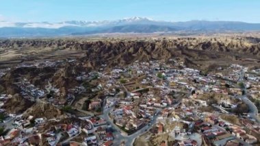 Guadix, Mağara Evleri ile Tarihi Şehir. Granada. Endülüs, İspanya. Hava aracı videosu. 20 Nisan 2023 