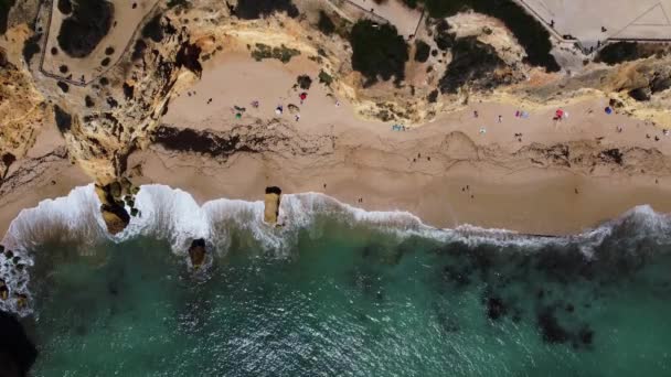 Drone Penhascos Acidentados Costa Arenosa Oceano Ponta Piedade Região Algarve — Vídeo de Stock