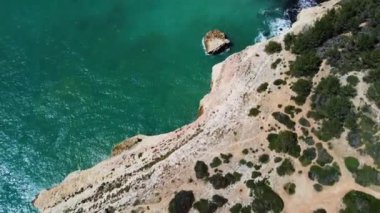 4K İHA. Engebeli kayalıklar, kumlu okyanus Ponta Da Piedade. Algarve. Portekiz. 20 Ağustos 2023