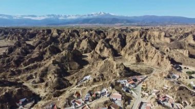 Beas De Guadix Mağara Evlerinde 4K drone Çorak Toprakları. Granada. Endülüs. 20 Nisan 2023