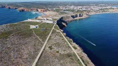Sagres Kalesi 'nin Algarve, Portekiz' deki Sagres Point 'teki 4K insansız hava aracı görüntüsü 25 Nisan 2023