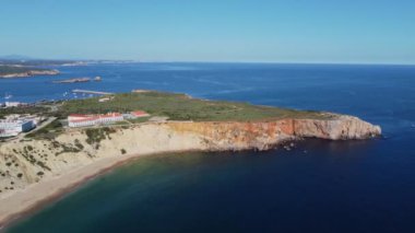 Sagres Kalesi 'nin Algarve, Portekiz' deki Sagres Point 'teki 4K insansız hava aracı görüntüsü 25 Nisan 2023