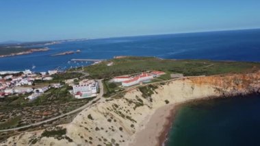 Sagres Kalesi 'nin Algarve, Portekiz' deki Sagres Point 'teki 4K insansız hava aracı görüntüsü 25 Nisan 2023