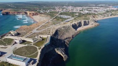 Sagres Kalesi 'nin Algarve, Portekiz' deki Sagres Point 'teki 4K insansız hava aracı görüntüsü 25 Nisan 2023