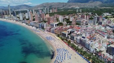 4K İHA görüntüsü. Benidorm. Hava manzaralı plaj, bina. İspanya. Costa Blanca. 10 Haziran 2023