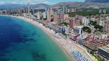4K İHA görüntüsü. Benidorm. Hava manzaralı plaj, bina. İspanya. Costa Blanca. 
