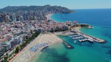 4K İHA görüntüsü. Benidorm. Hava manzaralı plaj, bina. İspanya. Costa Blanca. 10 Haziran 2023