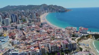 4K İHA görüntüsü. Benidorm. Hava manzaralı plaj, bina. İspanya. Costa Blanca 'da. 10 Haziran 2023