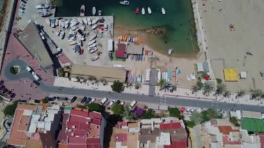 4K İHA görüntüsü. Benidorm. Hava manzaralı plaj, bina. İspanya. Costa Blanca. 10 Haziran 2023